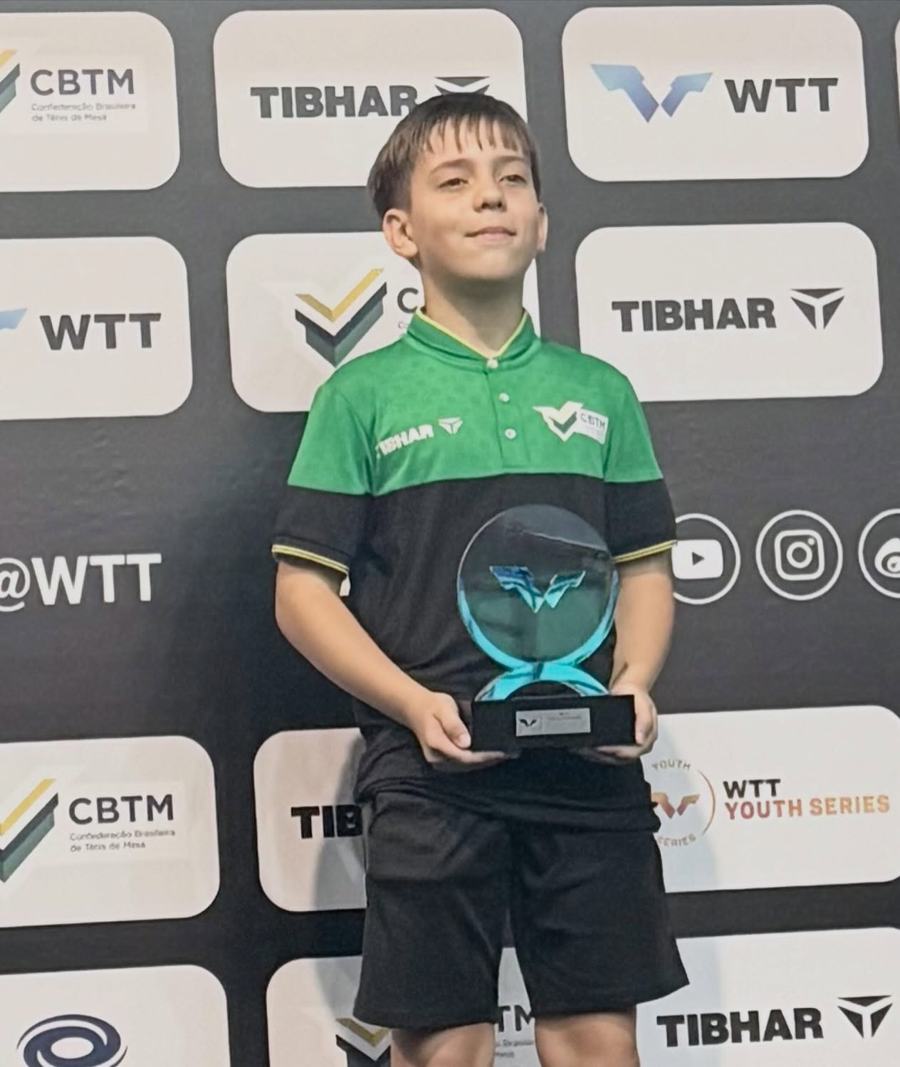 Miguel Muller com o troféu do WTT Youth Contender, uniforme da CBTM