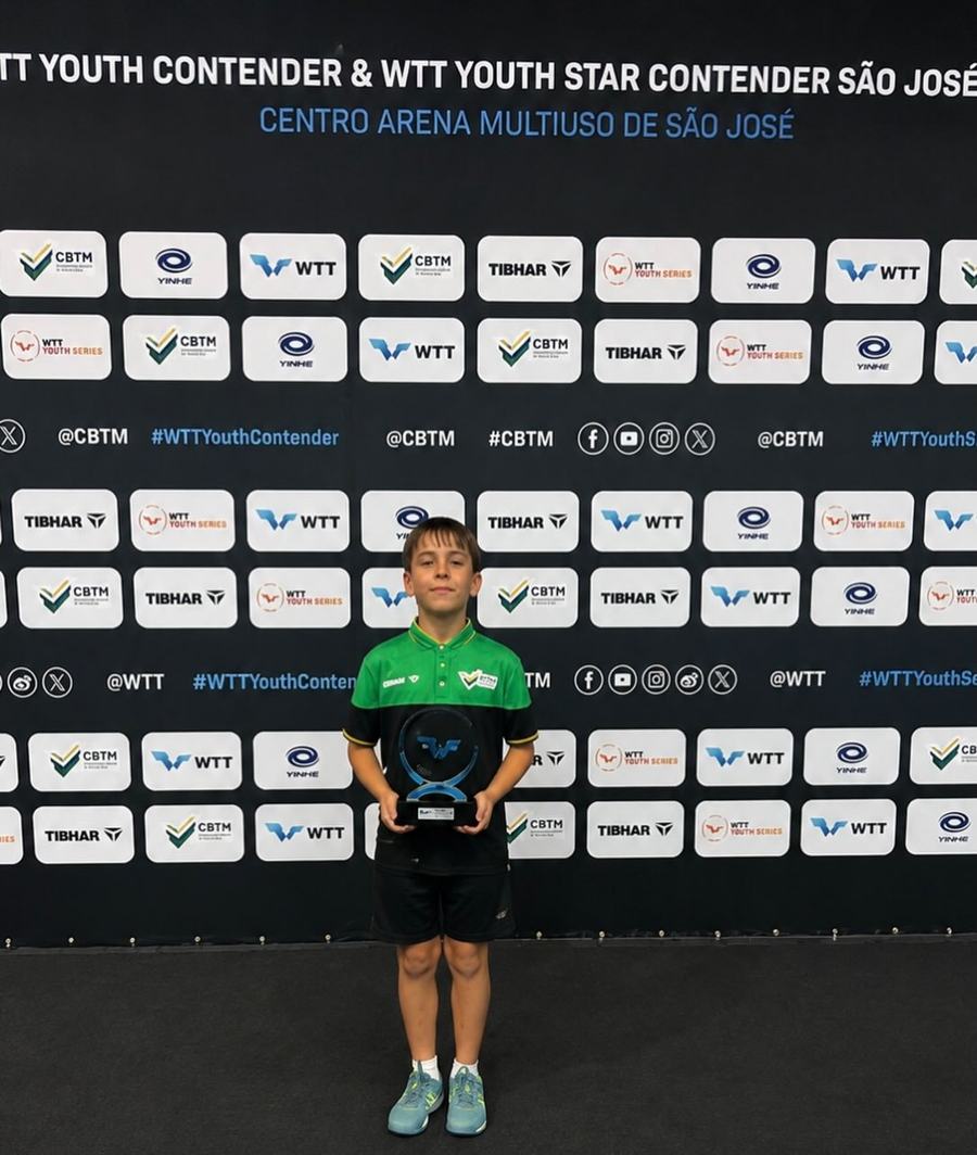 Miguel com troféu e uniforme da CBTM